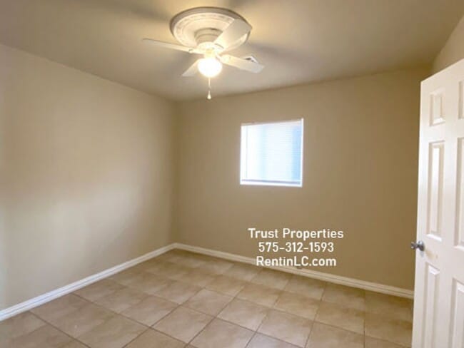 Building Photo - Great 4/2, all tile, close to Shops. Pets ...