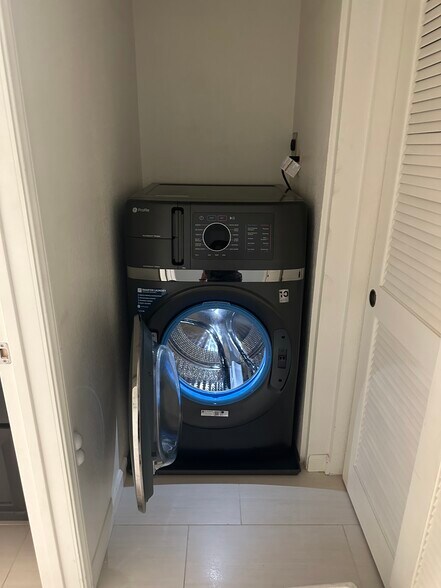 In unit washer and dryer combo - 5765 Friars Rd