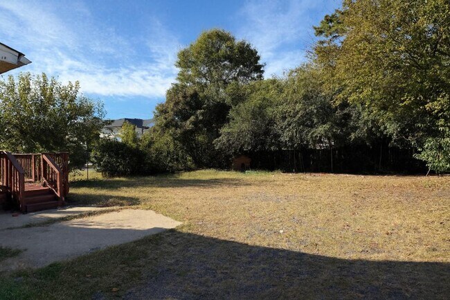 Building Photo - 2026 Ashley Rd