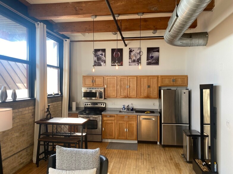 Building Photo - 215 W Maple St