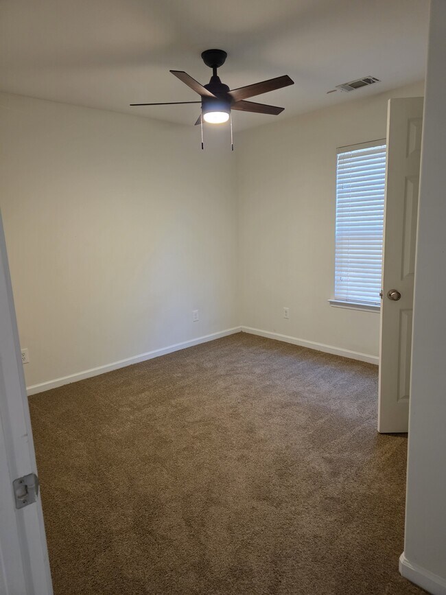 Building Photo - 103 Five Oaks Ct