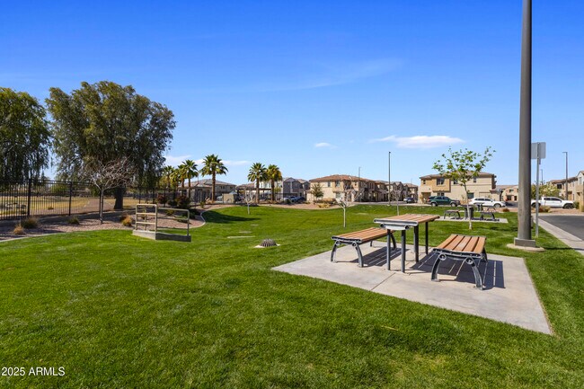 Building Photo - 675 E Ginko Ave