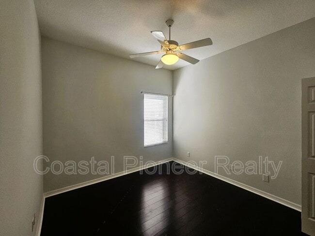 Building Photo - 10441 Greendale Dr