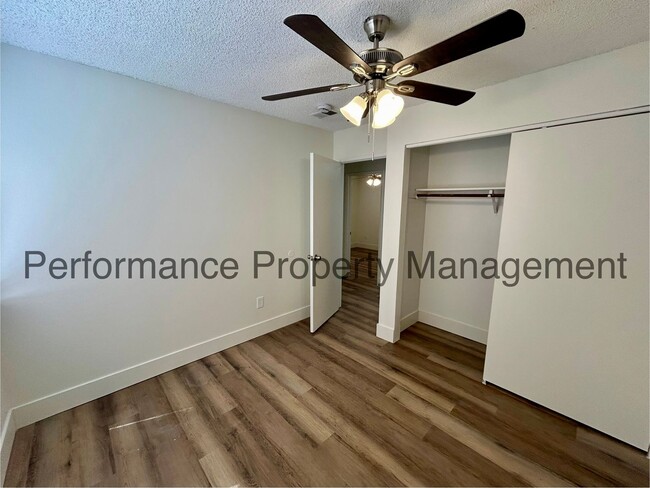 Building Photo - Newly Remodeled 4 Bed/2 Bath SW Bakersfiel...