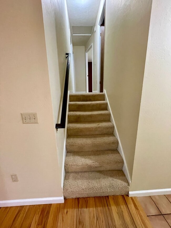 Building Photo - 4 bed, 3 bath split-level home in a private, forested setting (Bayside)