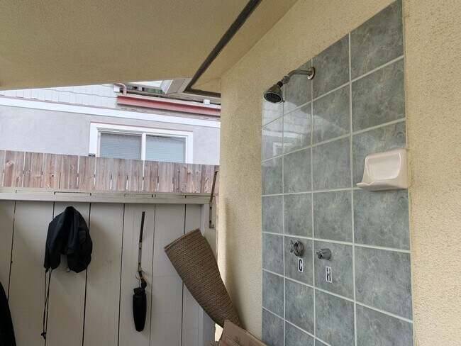 Building Photo - Charming 2Bd/1Ba Pleasure Point Cottage – Steps from the Ocean