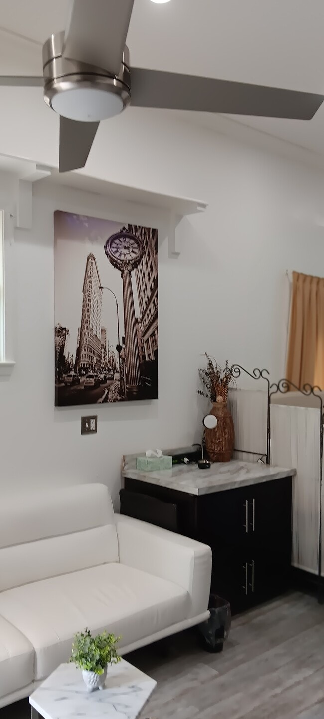Building Photo - No Brainer Furnished Apartments