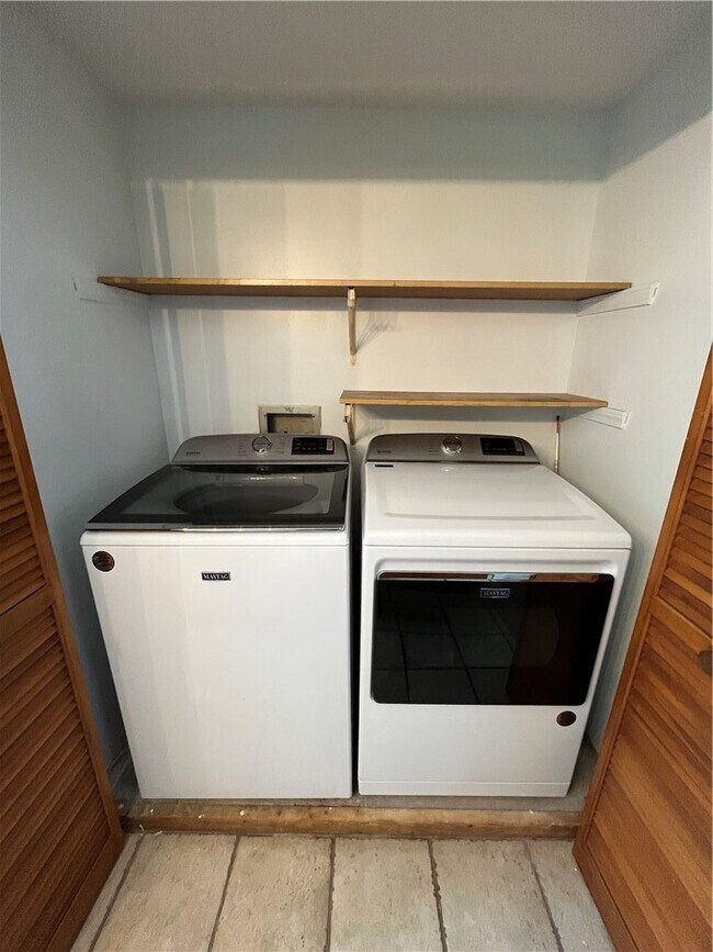 Building Photo - 7026 Lake Ave