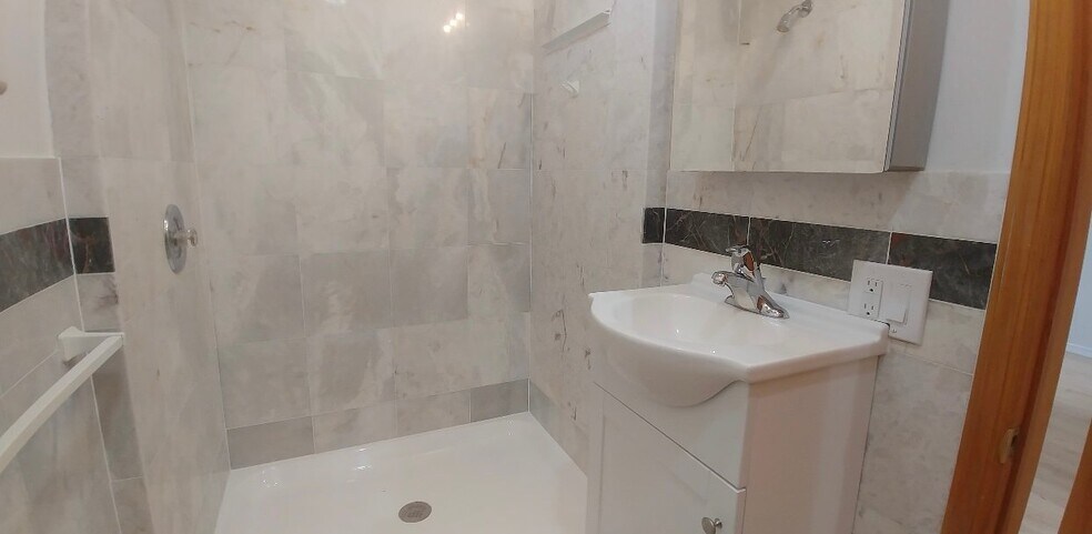 Building Photo - 196 W 9th St