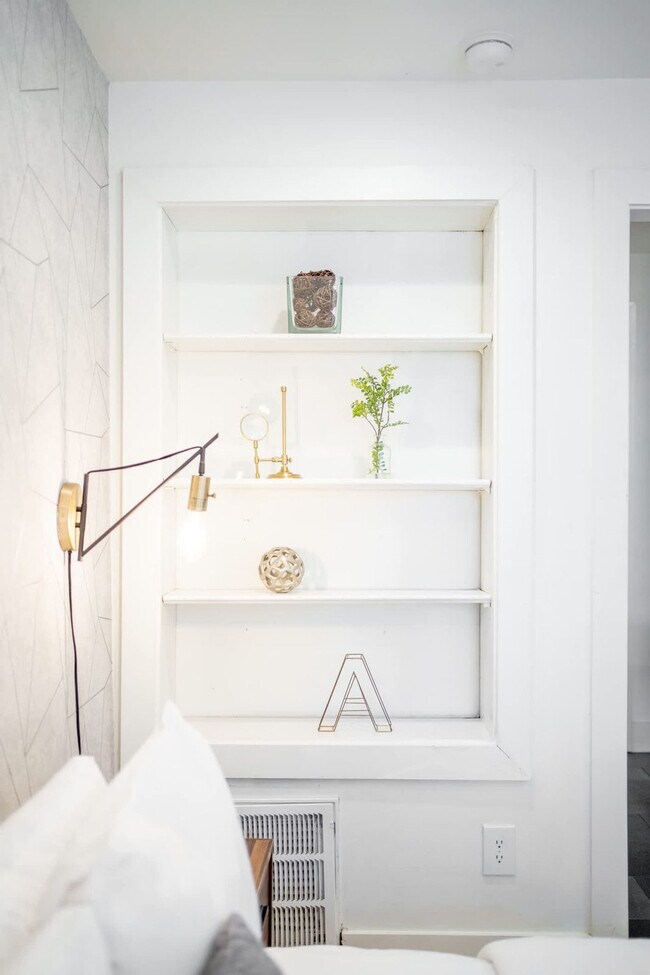 Building Photo - 1136 Crescent Ave NE