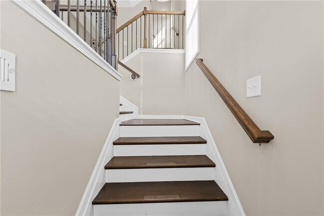 Building Photo - 331 Northaven Ave