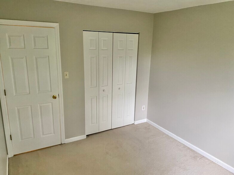 Building Photo - 202 Meadowview Dr
