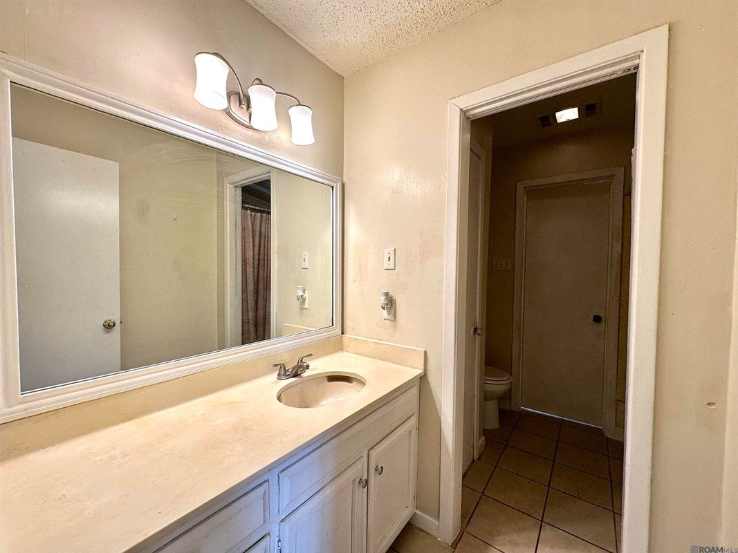 Building Photo - 15855 Sunderland Ave