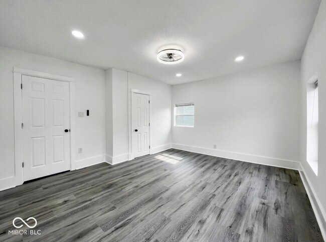 Building Photo - 4923 E University Ave