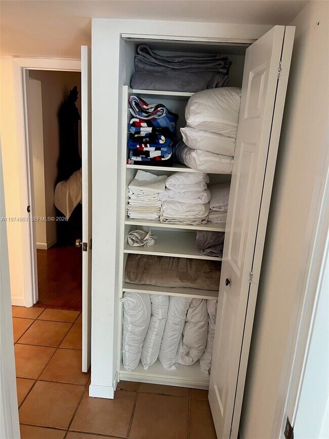 Building Photo - 2025 Brickell Ave