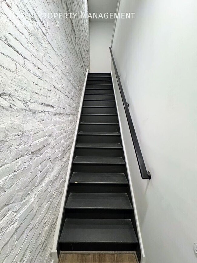 Building Photo - 615 S 55th St