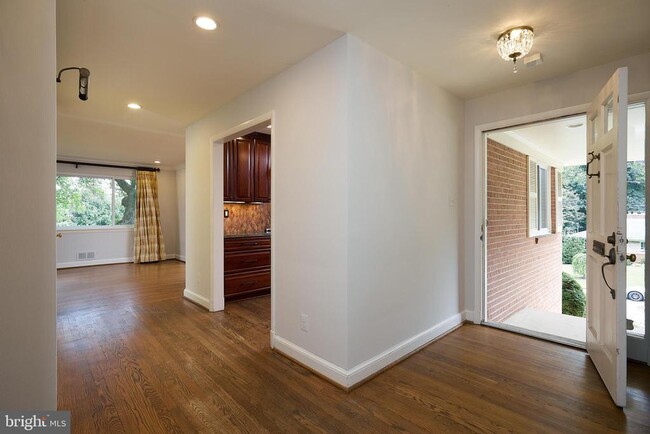 Building Photo - 6716 Tulip Hill Terrace