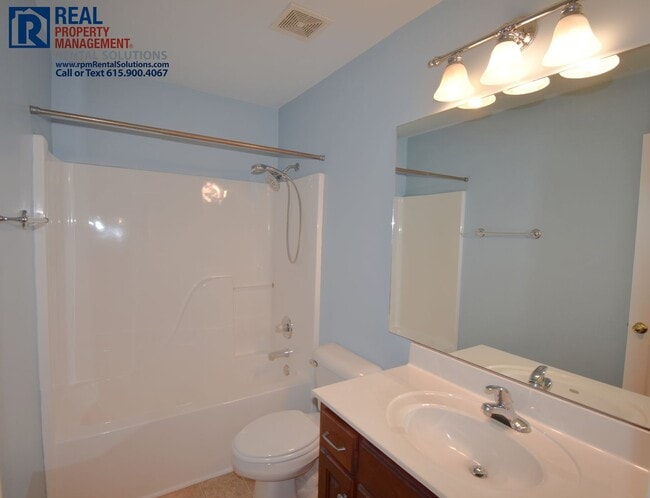 Building Photo - Charming 3 bd 2.5 ba townhouse! Washer/dryer included and attached garage!