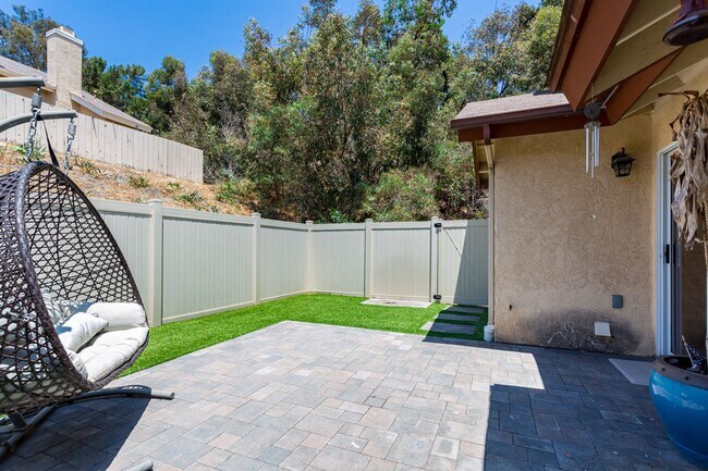 Building Photo - Charming Remodeled Townhome!