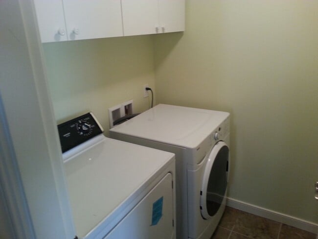 Building Photo - Newly Remodeled Condo Blocks from Juanita ...