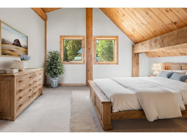 Building Photo - Beautiful Home on 10 Actre