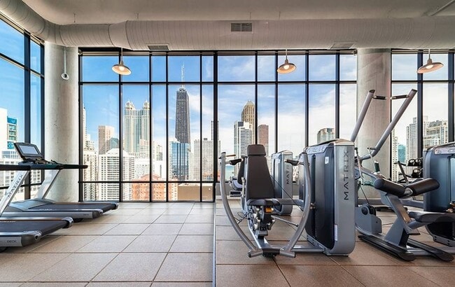 Building Photo - 833 N Clark St