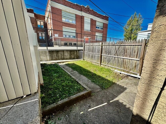 Building Photo - Renovated 4 bedroom, 1.5 bathroom house in South Allentown!