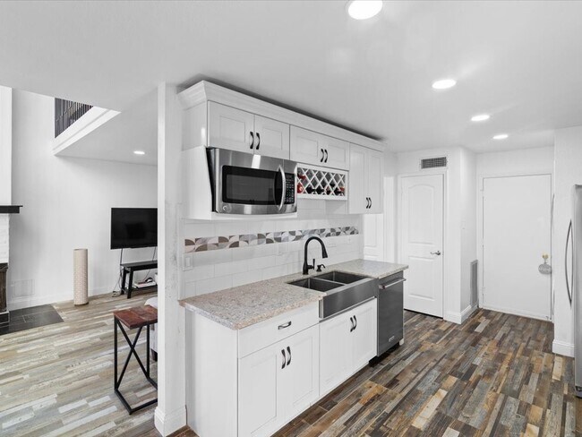 Building Photo - 15932 Seahorse Dr