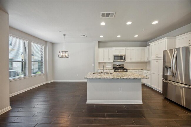 Building Photo - 13800 Lyndhurst St