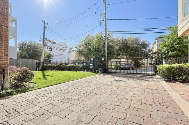 Building Photo - 2712 Sherwin St