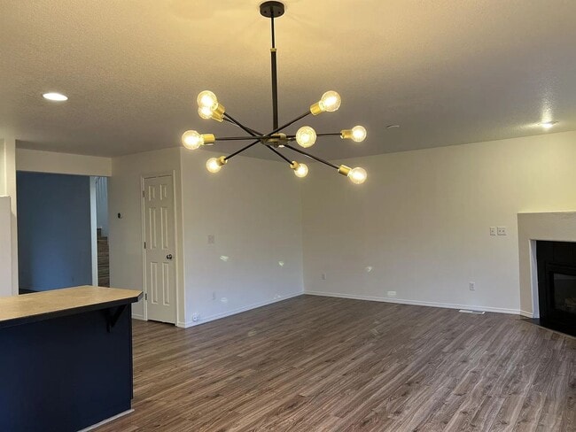 Building Photo - Enormous Tri-Level Townhome 2/2 w/Bonus Room Available Feb. 6th