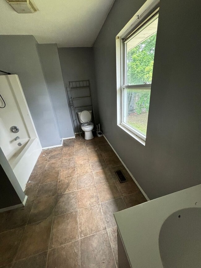 Building Photo - 2 bedroom townhome