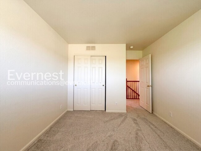 Building Photo - 3 Bed/2.5 Bath Home with Fenced Yard & Garage / Available Now!