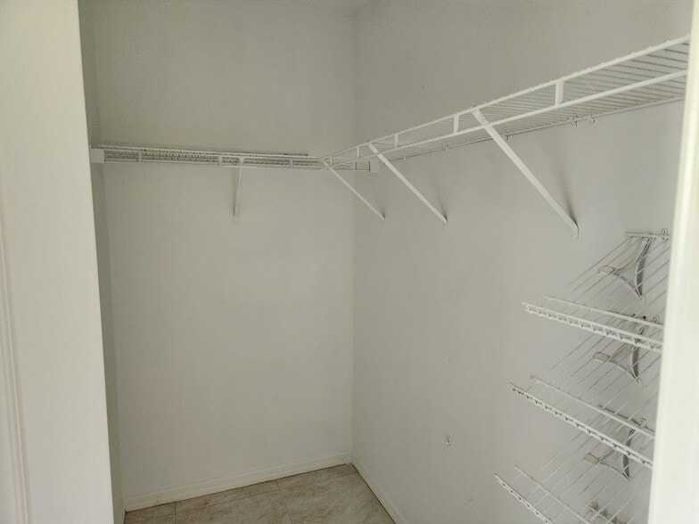 Building Photo - BEAUTIFUL 3 BR / 2 BA HOME AVAILABLE IN MIRROR LAKES