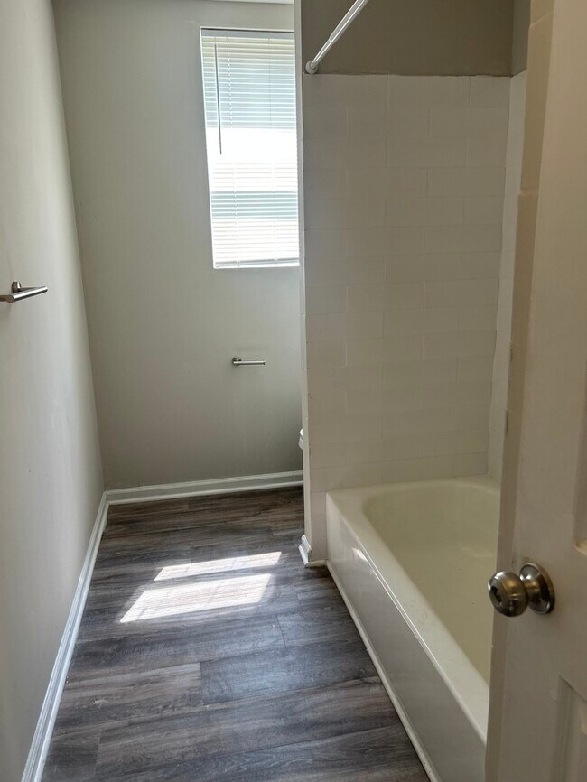 Building Photo - 3 bedroom townhome