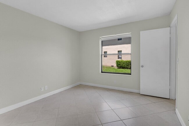 Building Photo - 21911 Lake Forest Cir