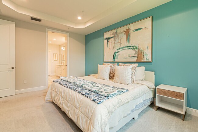 Building Photo - Luxury Naples 2-Bed Home Minutes to Downtown & Beaches | Resort-Style Amenities