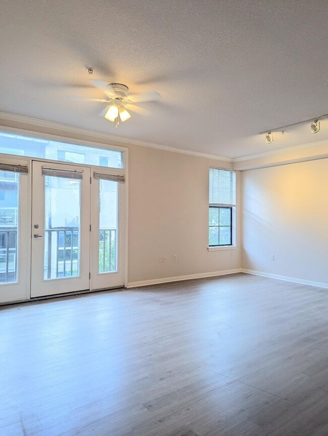 Building Photo - Spacious, bright 1x1 768 square feet! New flooring throughout, full size washer/dryer & balconette!