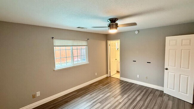 Building Photo - 2123 Cottonwood Ct