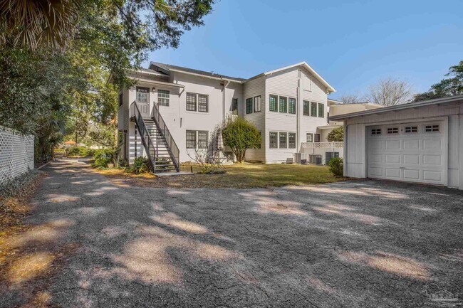 Building Photo - 1515 E Lakeview Ave