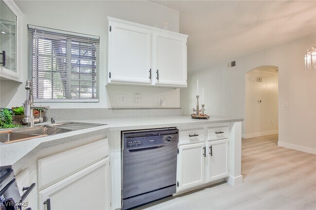 Building Photo - 1830 N Buffalo Dr
