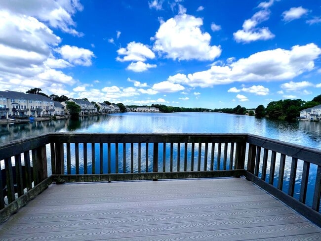 Building Photo - Charming Lakefront Townhome