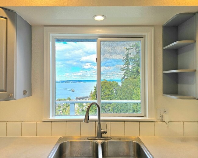 Building Photo - 2 Bedroom Home with Sound, Island and Ferr...
