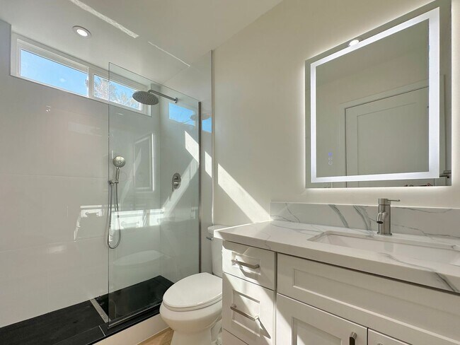 Building Photo - Beautiful 2BD/2BA Fully Remodeled w/ Reserved Parking & AC in Mission Beach!