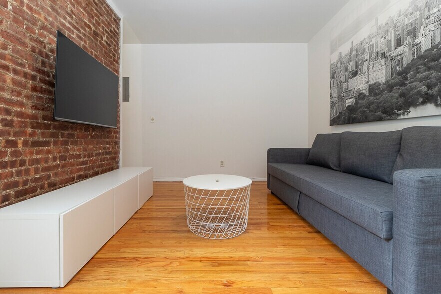 Building Photo - 130 E 95th St