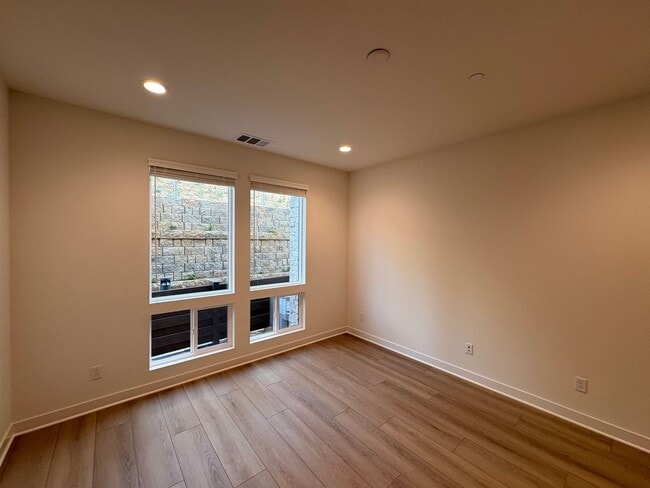 Building Photo - Modern 3BD/3BA in San Marcos