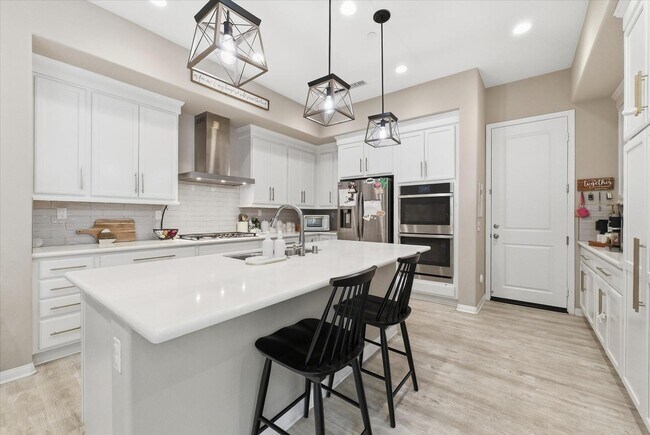 Building Photo - 155 Spectacle