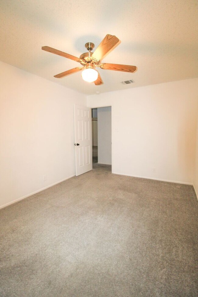 Building Photo - 14018 N Hills Village Dr
