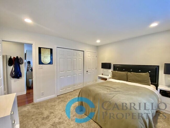 Building Photo - 3964 Manzanita Dr