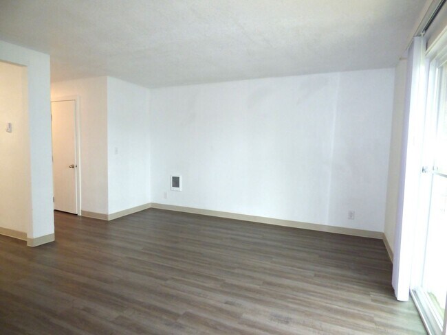 Building Photo - Rent Special: 1/2 Off May's Rent - 2 bed Townhome